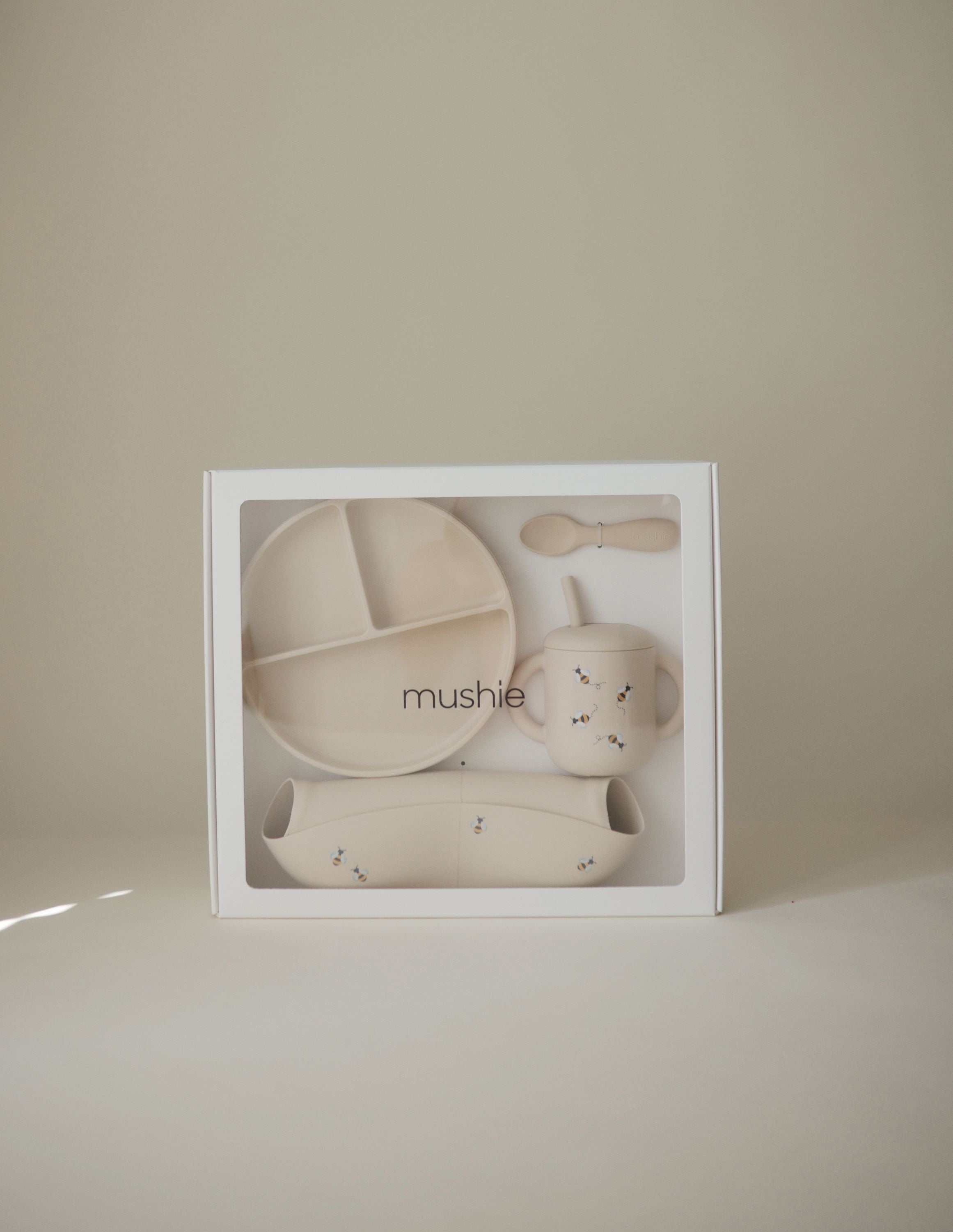 Mushie silikoninis valgymo rinkinys vaikui – „Bees“