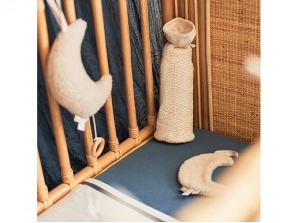 Muzikinis pakabinamas žaisliukas – moon, nougato spalvos