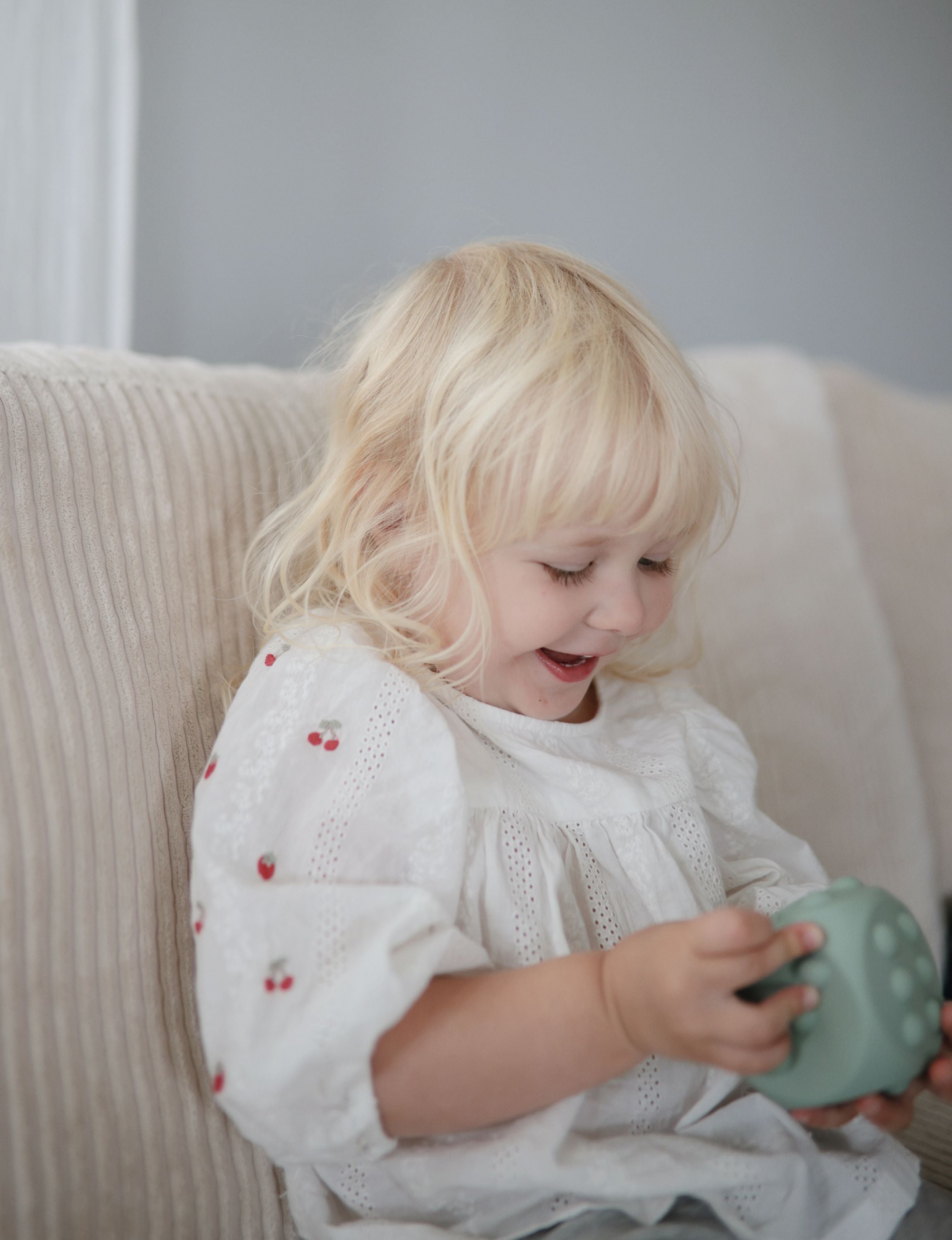 Mushie spaudžiamas žaislas „Dice Press Toy“, 2 vnt. – Cambridge Blue/Shifting Sands