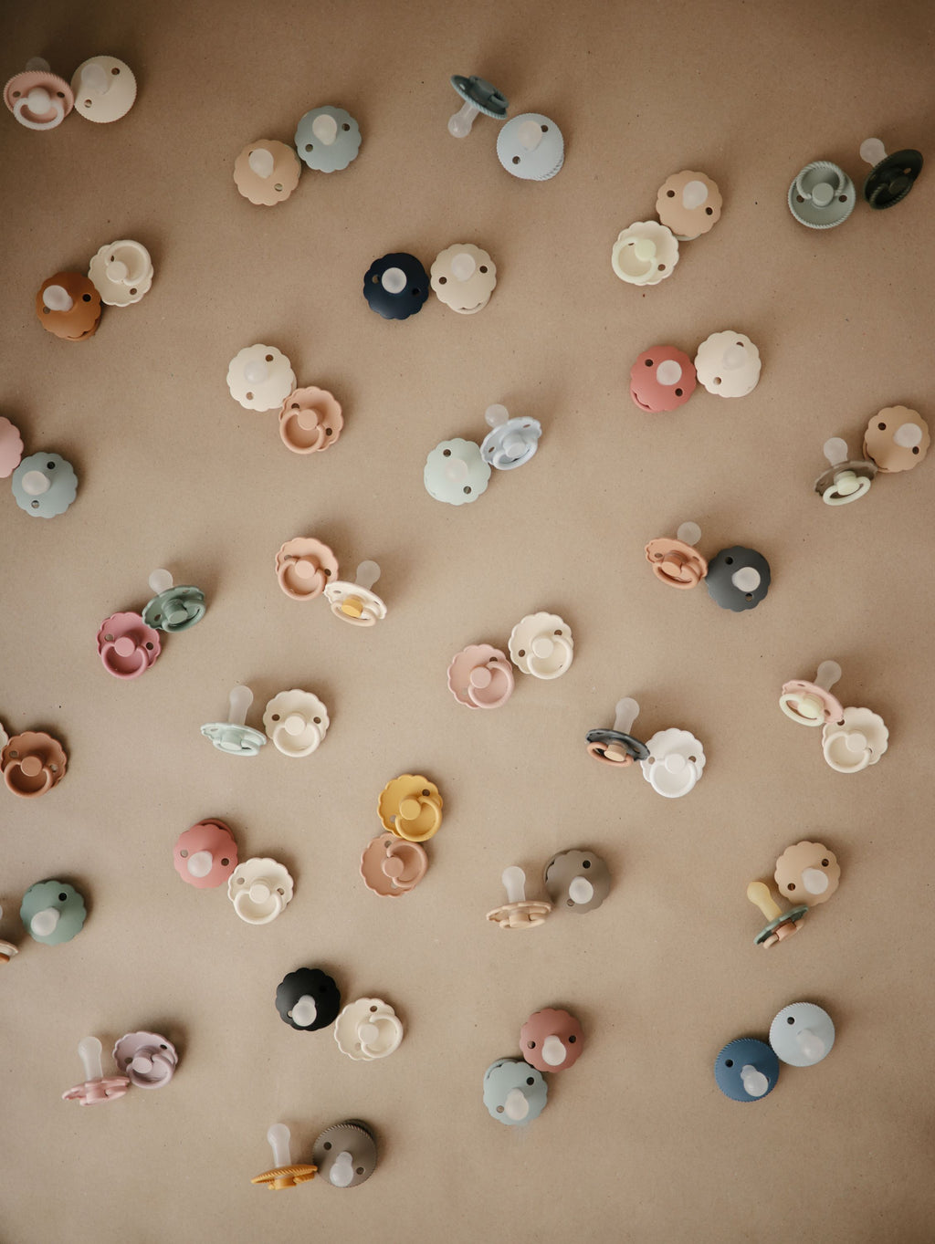 FRIGG Daisy apvalūs lateksiniai čiulptukai, 2 vnt. – Baby Desert/Cream, dydis 2