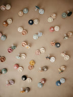 Apvalūs lateksiniai čiulptukai „Daisy“, 2 vnt. Baby Desert/Cream (6–18 mėn.)