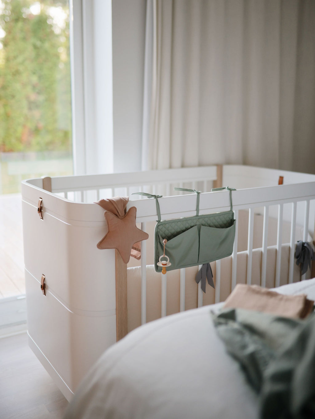 Mushie lovytės kišenė „Crib Pocket“ – Roman Green