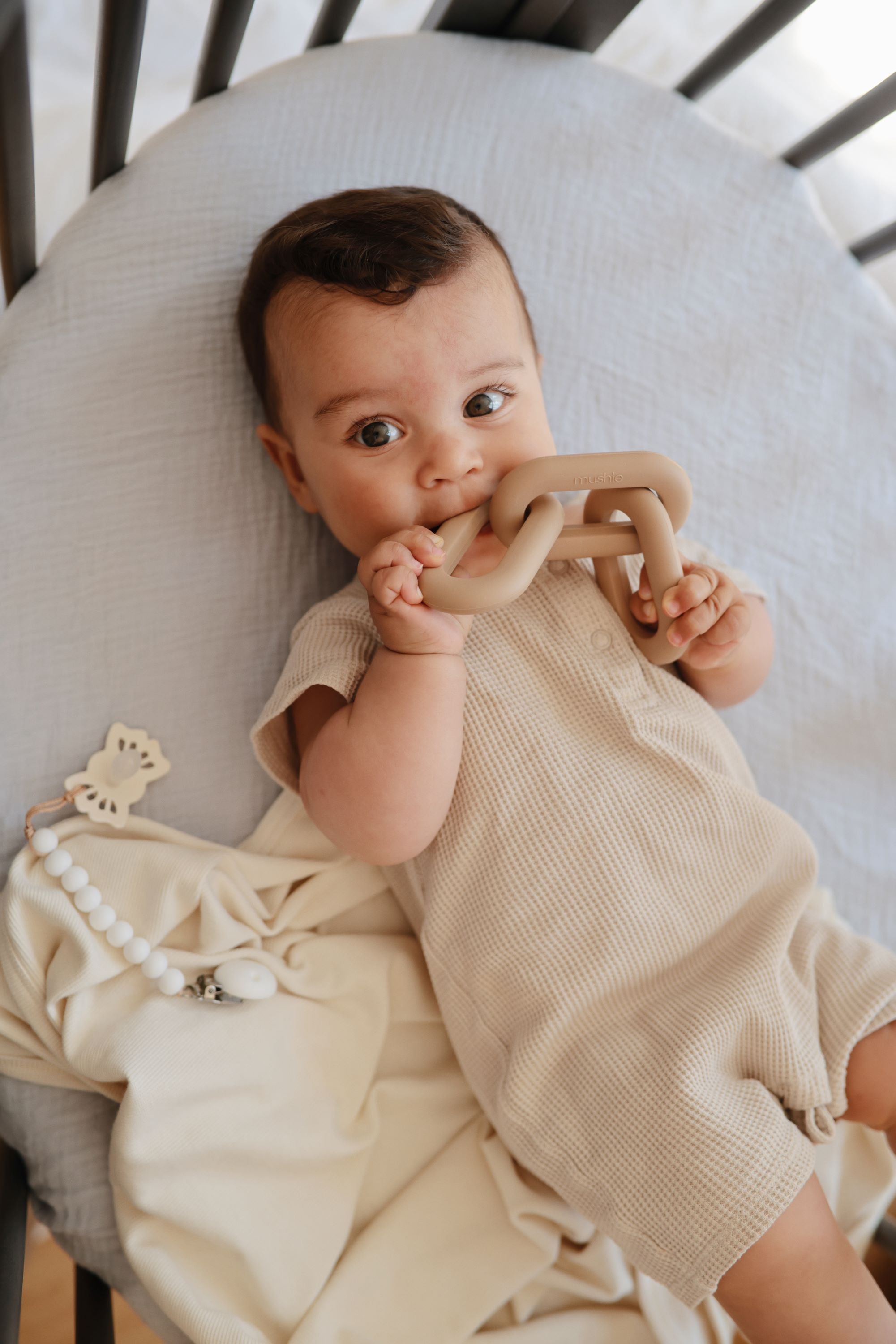 Mushie grandinėlių kramtukas „Links Teether“ – Shifting Sand