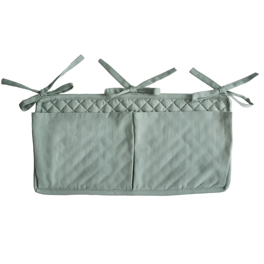 Mushie lovytės kišenė „Crib Pocket“ – Roman Green