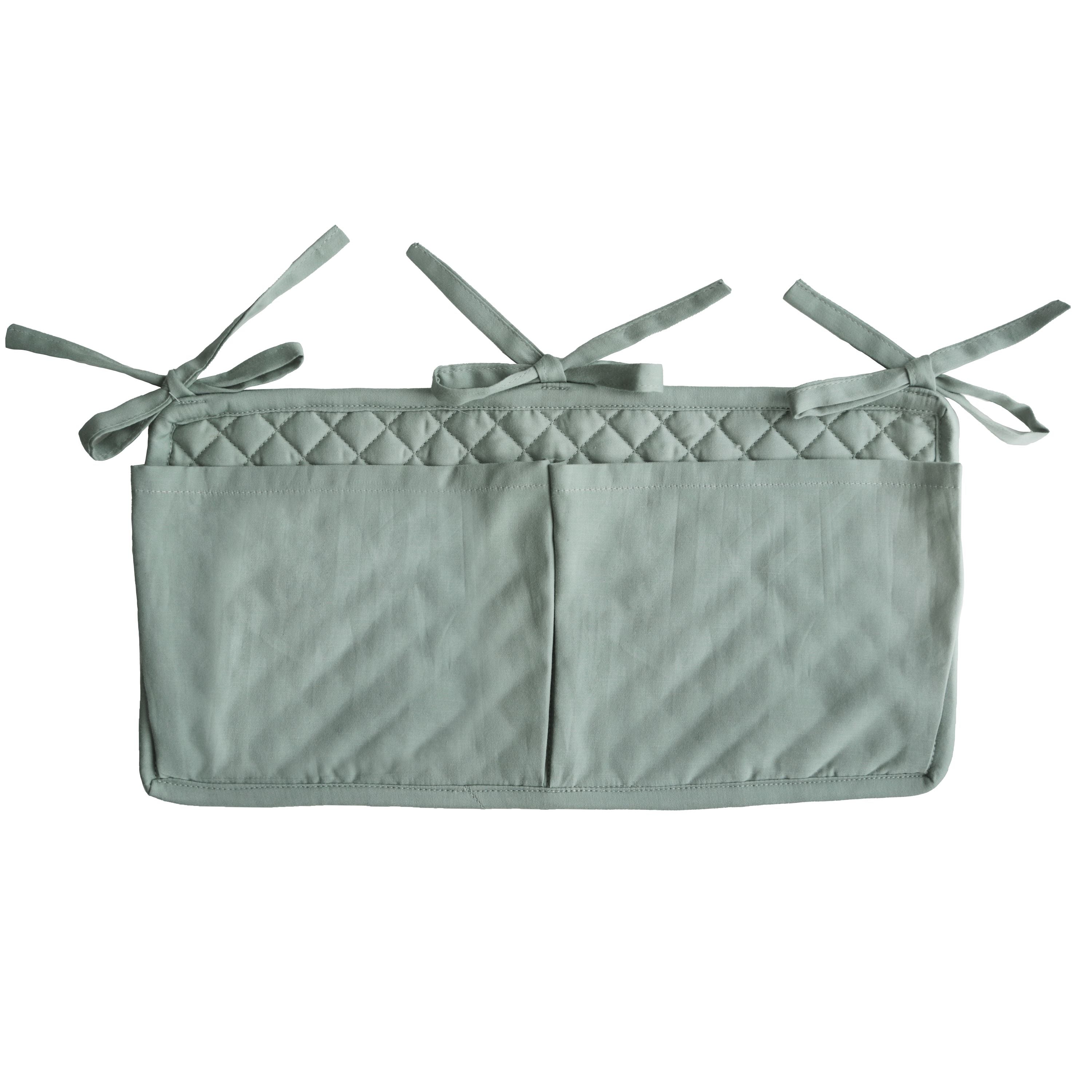 Mushie lovytės kišenė „Crib Pocket“ – Roman Green