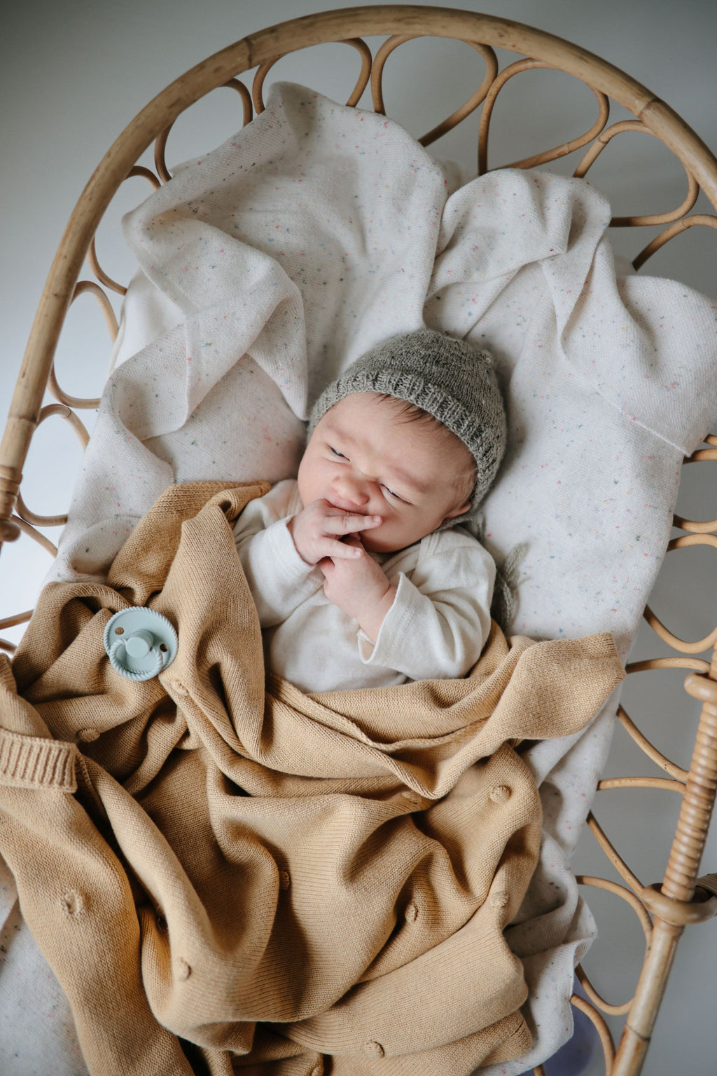 Megztas kūdikio pledukas „Textured Dots“ – Mustard Melange